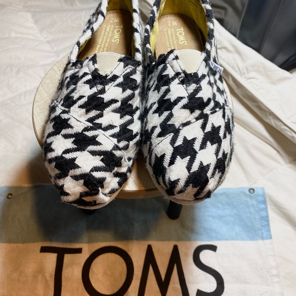 ♥️ BRAND NEW TOMS SHOES ♥️.ONE FOR ONE . SOFT AND LIGHTWEIGHT ❤️ - Picture 4 of 10